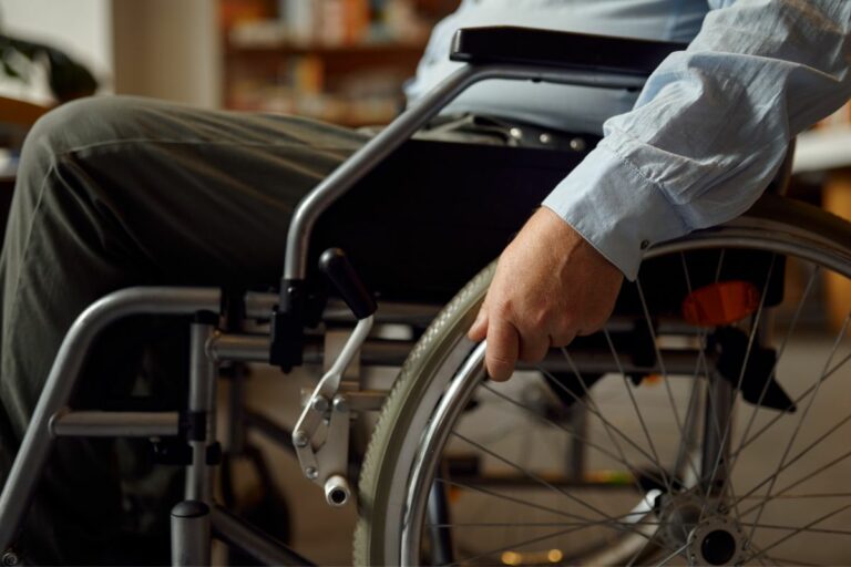 homme handicapé en prison fauteuil roulant