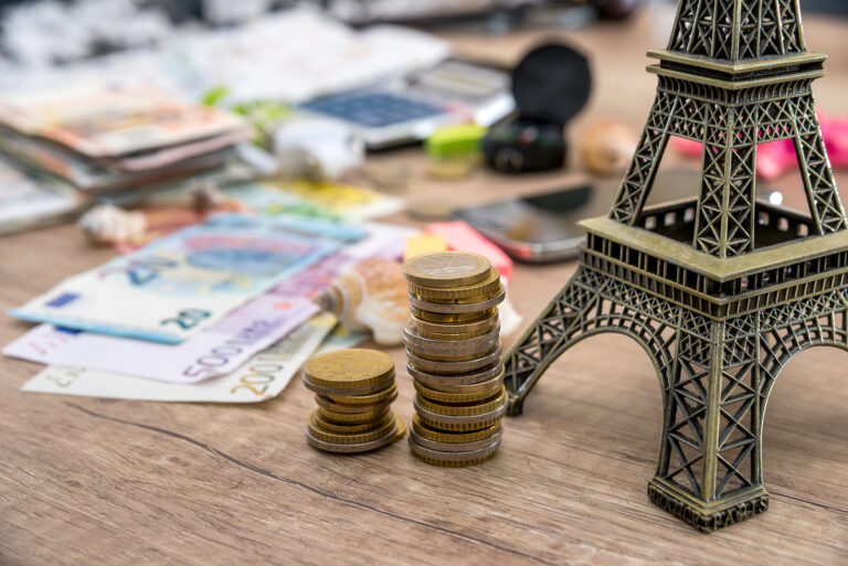 aide de l'état en prison tour Eiffel billet euros