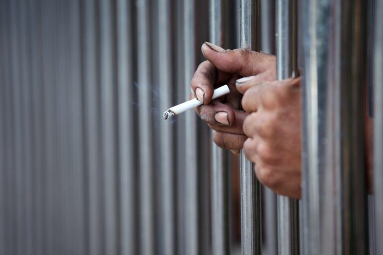 fumer en prison cigarette détenu cellule barreaux