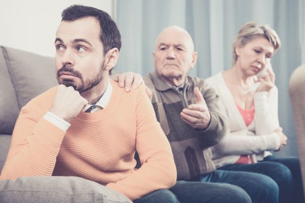 parent avec un homme triste partant en prison