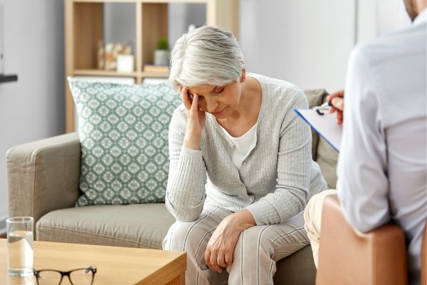 maman d'un détenu triste