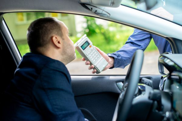 homme au volant faisant un test d'alcoolémie