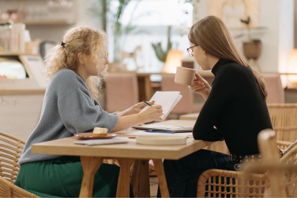 femmes écrivant une lettre