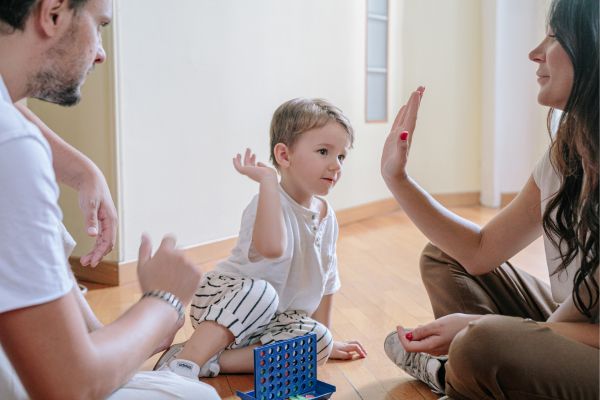 prisonnier jouant avec sa femme et son enfant