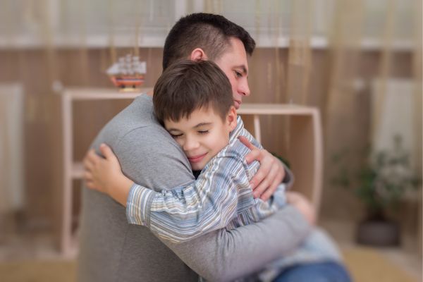 garçon dans les bras de son papa détenu