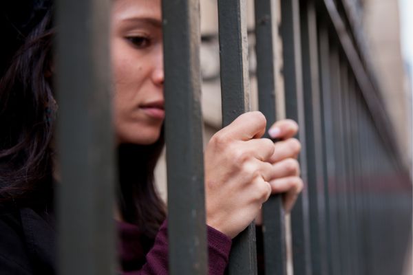 femme derrière barreaux prison