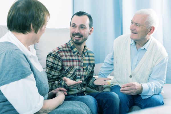 homme détenu heureux avec ses parents