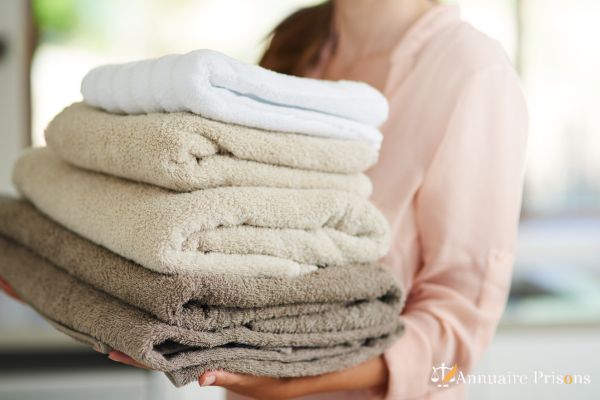 femme apportant du linge à un détenu