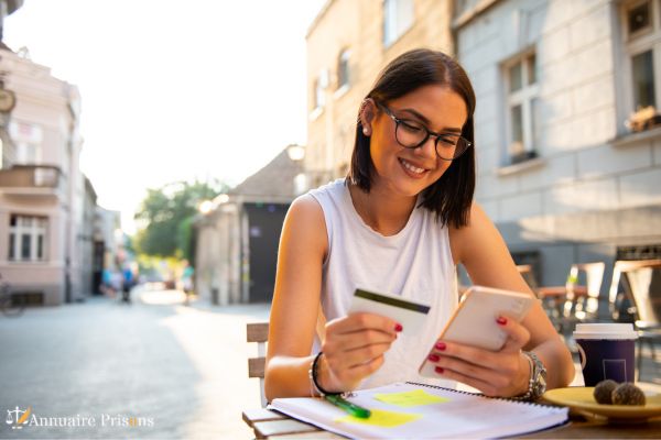 femme commandant sur internet avec sa carte bleue