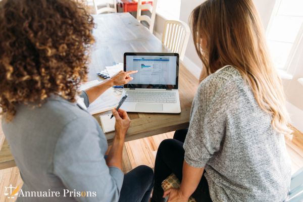 deux femmes devant un ordinateur