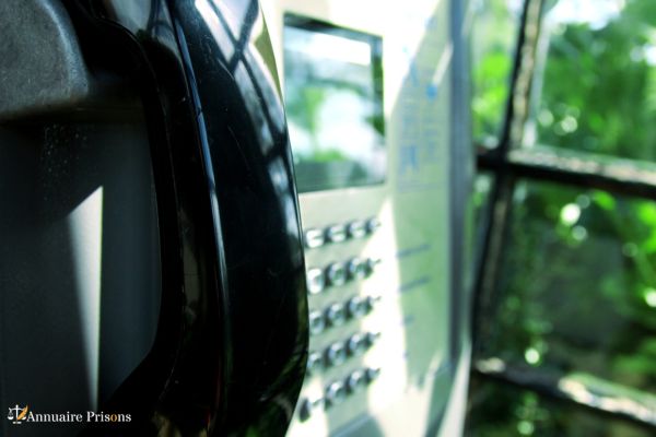 cabine téléphonique en prison