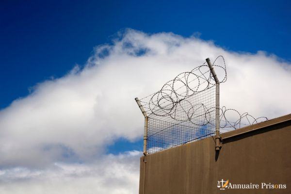 mur en prison été chaleur