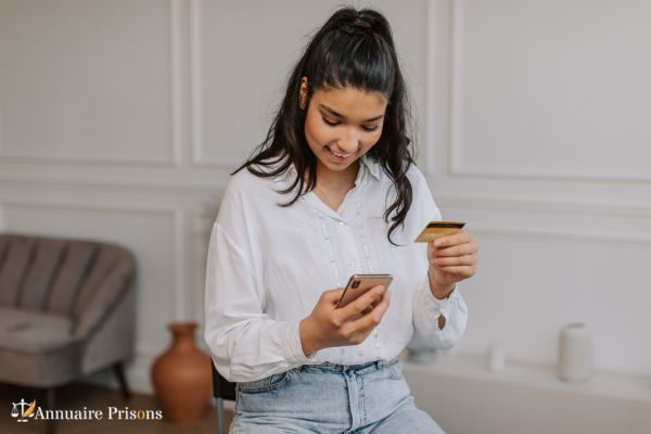 femme devant téléphone portable avec sa carte bancaire