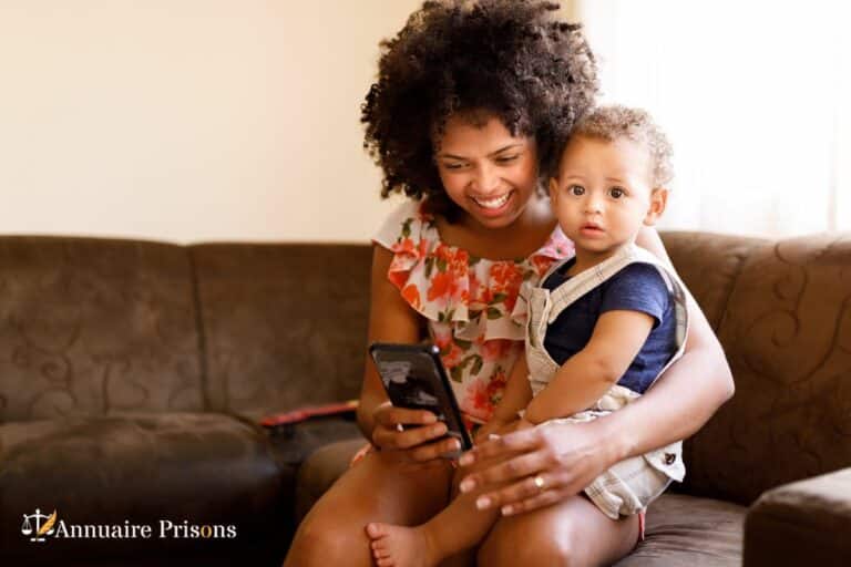 maman et son enfant au téléphone avec un détenu