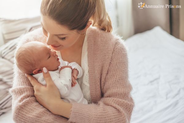 femme avec son bébé en prison