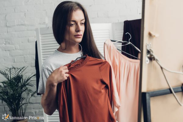 femme hésitant entre deux tenues pour aller au parloir