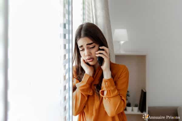 femme italienne au téléphone avec un détenu